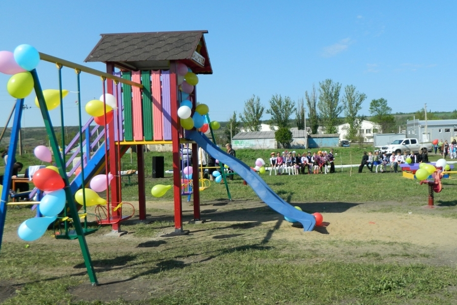 Жители села на севере Одесщины собрали детскую площадку из деталей старой техники и труб склада