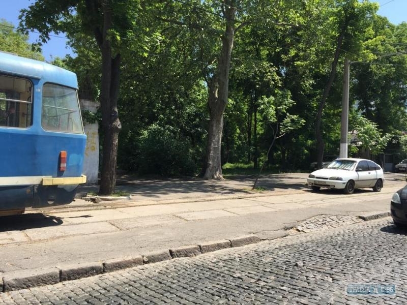 Одесская мэрия просит не оставлять автомобили на рельсах на Французском бульваре