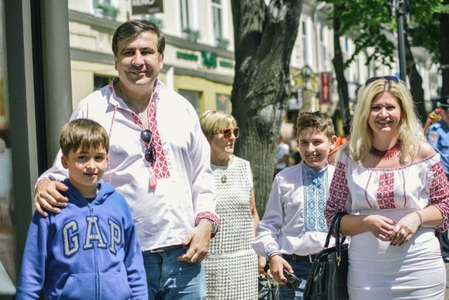 Одесситы в вышиванках вместе с Михаилом Саакашвили прошли маршем по Одессе (фото)
