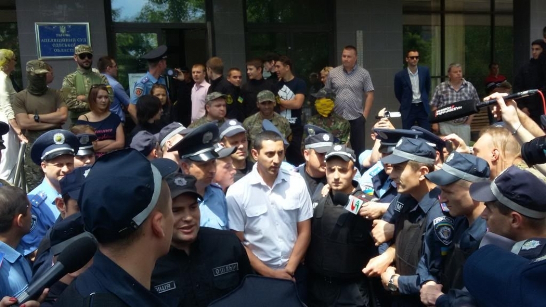Проукраинские активисты пытаются люстрировать сотрудника одесской прокуратуры
