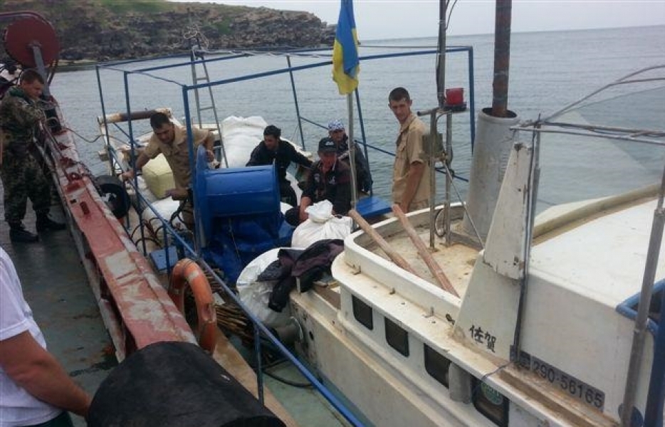 Пограничники спасли четырех рыбаков возле острова Змеиный