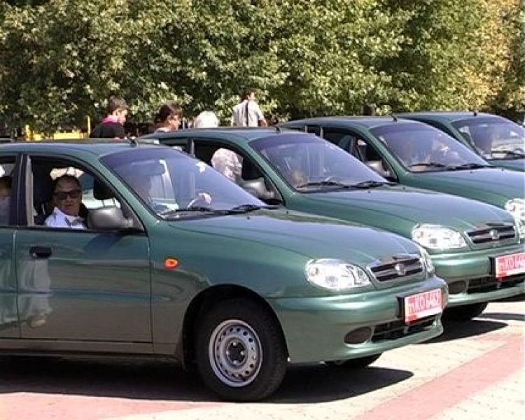 Виктор Янукович вручил ключи от автомобилей ветеранам и инвалидам Одесщины