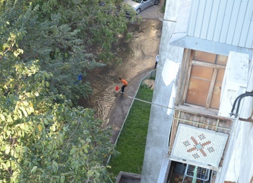 Жители одесских многоэтажек вынуждены были брать воду из луж из-за прорыва трубы