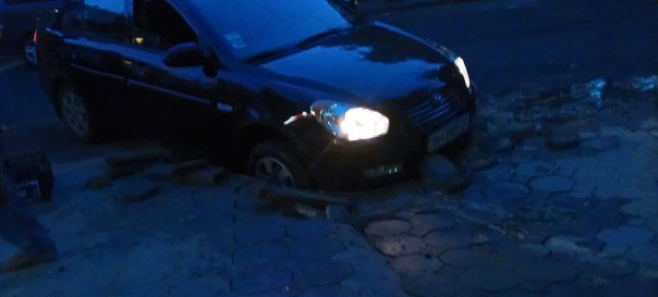 Иномарка провалилась под асфальт в центре Одессы 