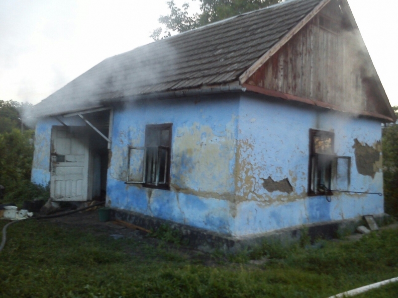 Главный спасатель Фрунзовского района вынес пенсионерку из горящего дома