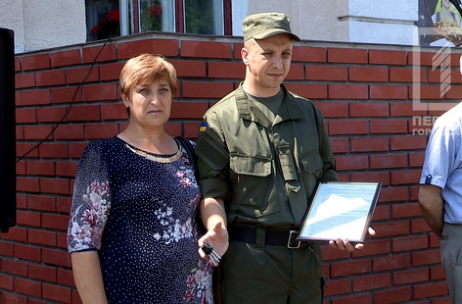 Боец Нацгвардии, воевавший на востоке Украины, получил в подарок квартиру