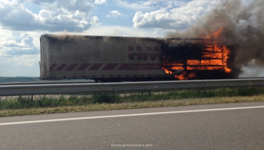 На трассе в Одесской области сгорела фура (фото, видео) 