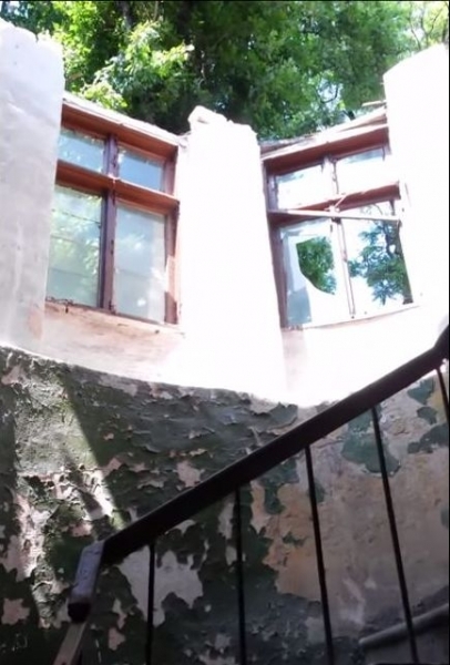 Крыша жилого дома обвалилась в центре Одессы (видео)