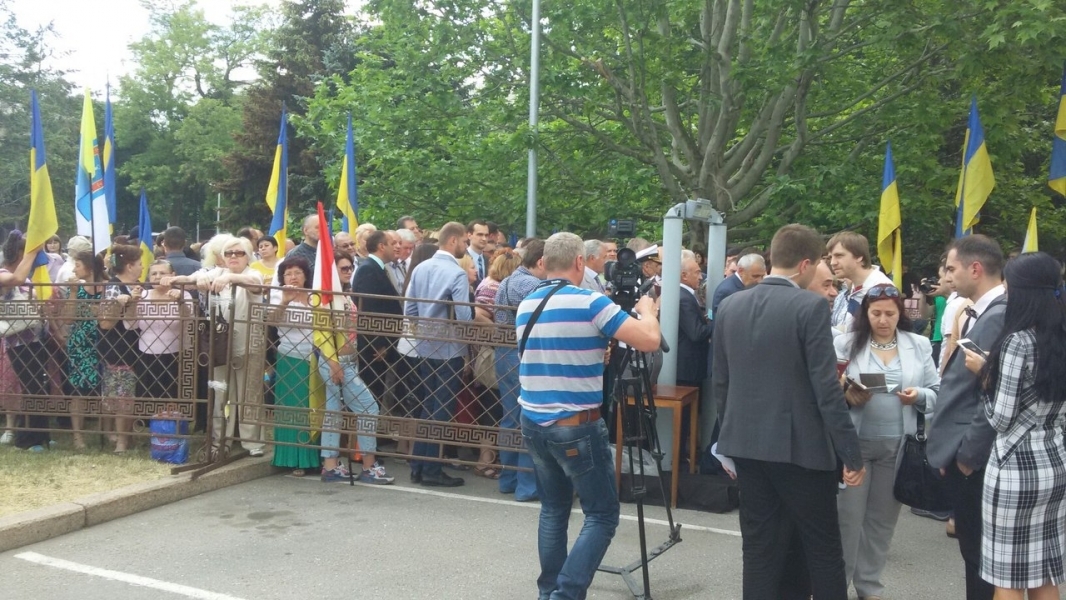 Милиция оцепила площадь перед Одесской ОГА. Ждут приезда Порошенко и Саакашвили