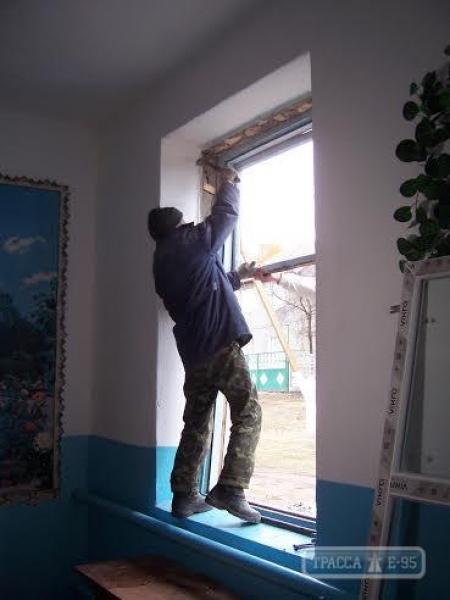 Благотворительный фонд помог установить окна в столетней сельской школе в Одесской области