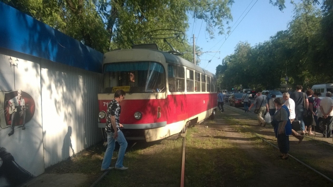 Трамвай сошел с рельсов на Фонтане в Одессе (фото)