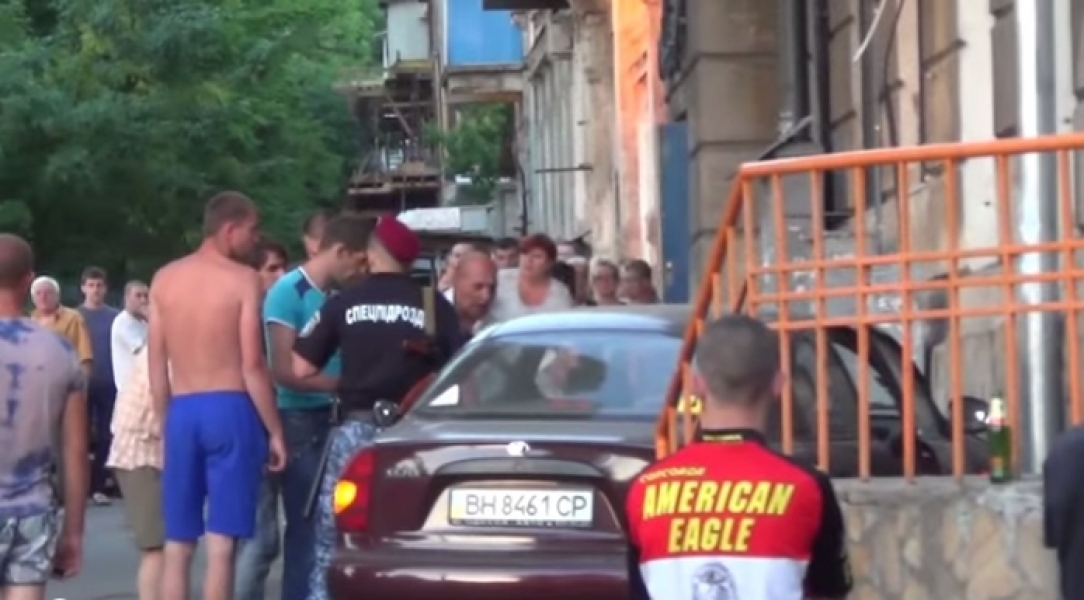 Пьяный водитель сбил женщину с ребенком в Одессе (осторожно, видео)
