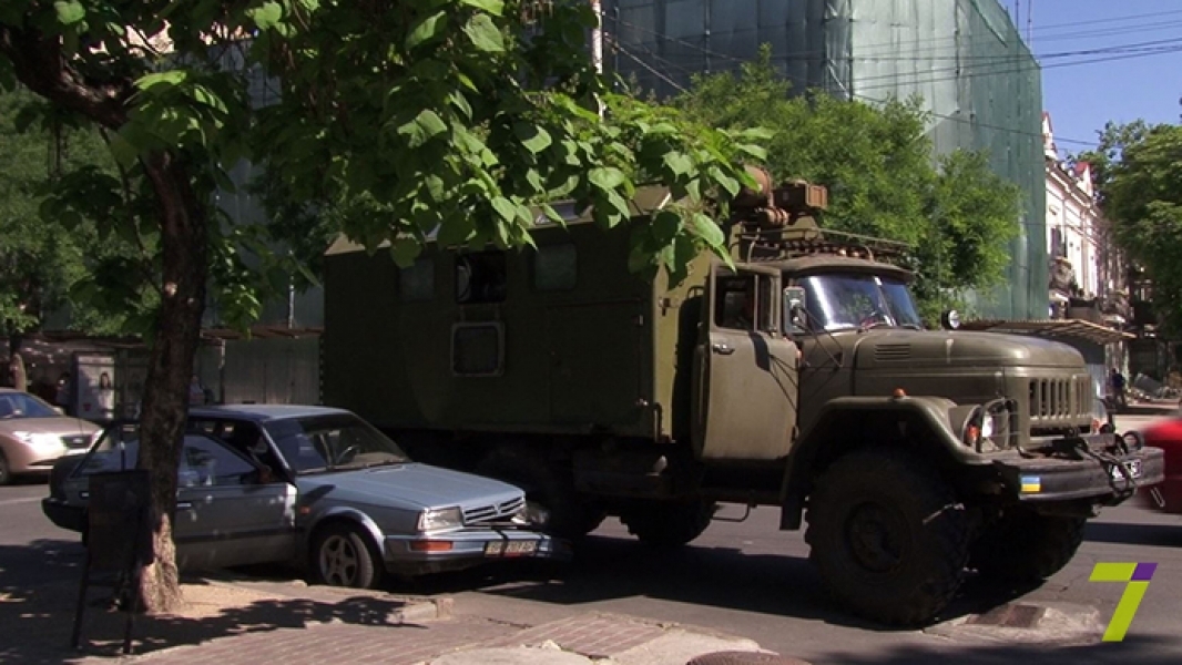 Военный грузовик смял легковушку в центре Одессы (фото, видео)