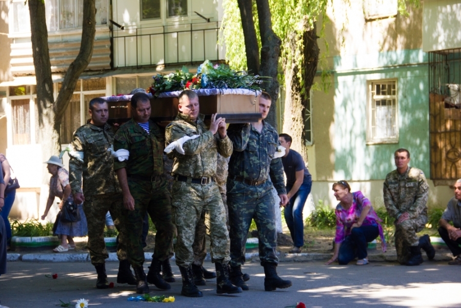 Жители Ильичевска простились с земляком, погибшим в зоне АТО (фото)