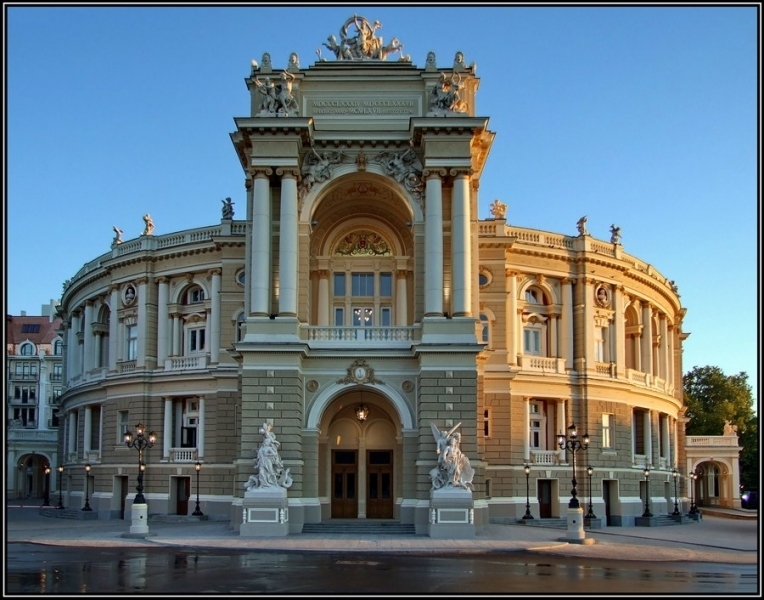 Несколько артистов Одесского оперного получили повестки