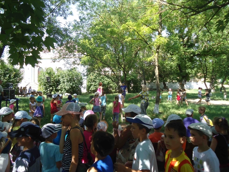 Благотворительный фонд устроил детские праздники в Ивановском районе Одесщины