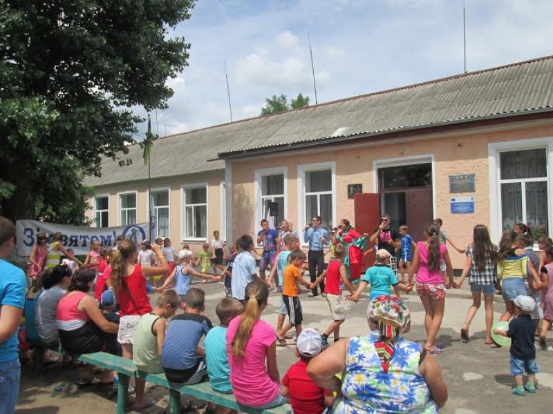 Благотворительный фонд провел детские праздники в Николаевском районе (фото)