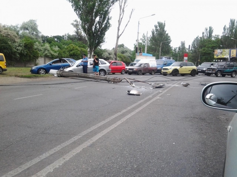 Автомобиль снес столб в Одессе, светофор упал на маршрутку (фото)
