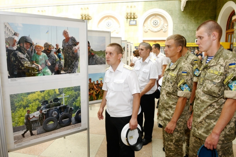 Фотовыставка, посвященная воинам АТО, открылась на почтамте в Одессе (фото) 