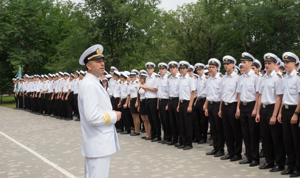 Курсанты Мореходного колледжа торжественно прошли по Одессе (фото)