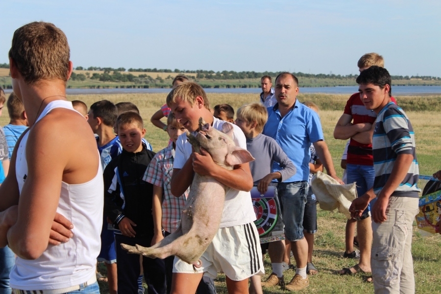 Измаильский район отметил День молодежи дискотекой на берегу Дуная и конкурсом по ловле поросенка