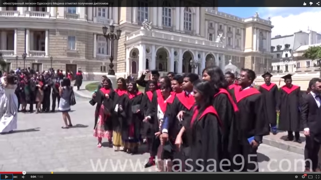«Иностранный легион» Одесского медина отметил получение дипломов в центре города (видео)