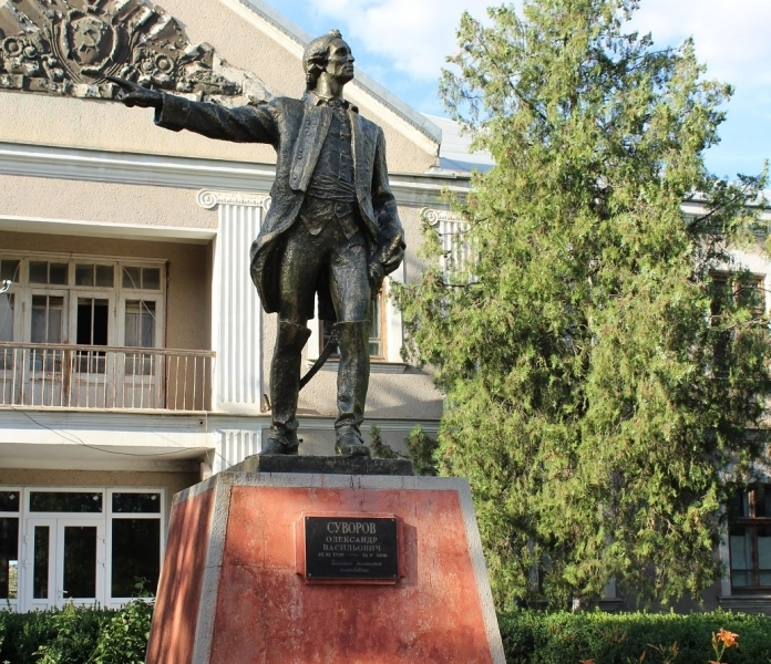 Измаильские мастера отреставрировали памятник Суворову в одноименном поселке (фото)