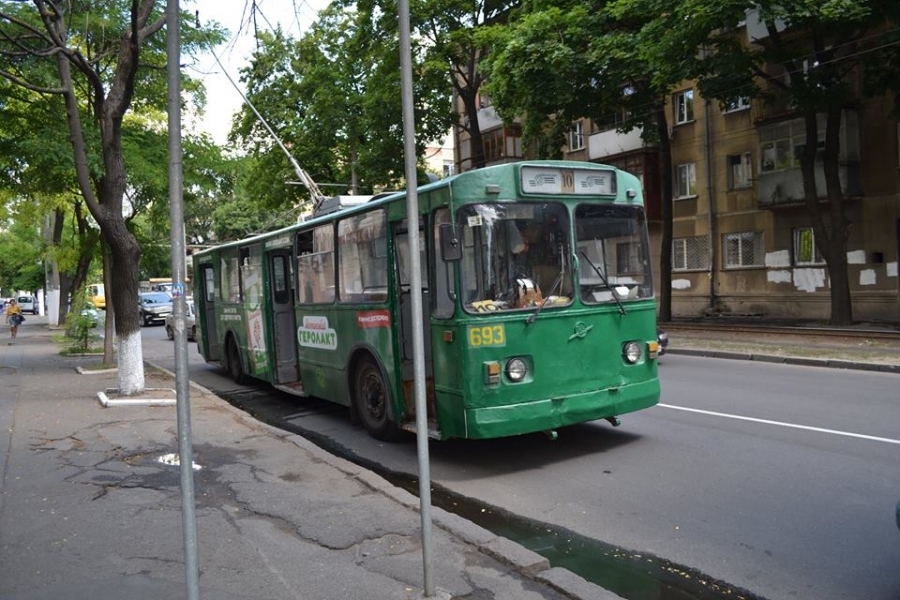 Троллейбус загорелся в центре Одессы (фото)