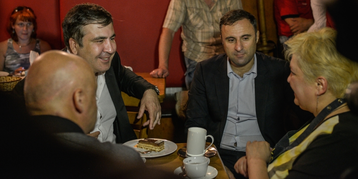 Саакашвили, главный милиционер и мэр Одессы пили чай в пострадавшем от взрыва кафе (фото)