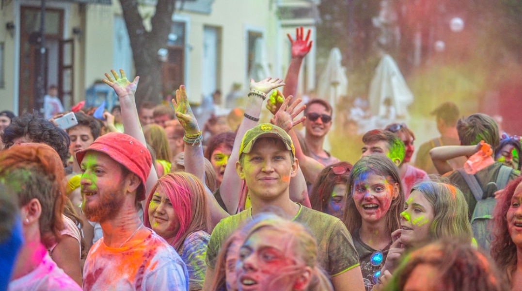Одесситы обсыпали друг друга разноцветными красками на фестивале 