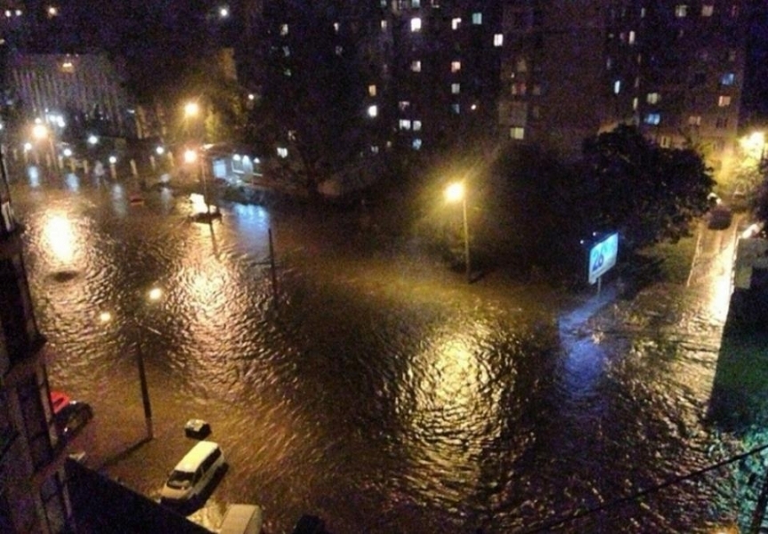 Непрекращающийся ливень привел к потопу в Одессе. Улицы и площади залиты водой 
