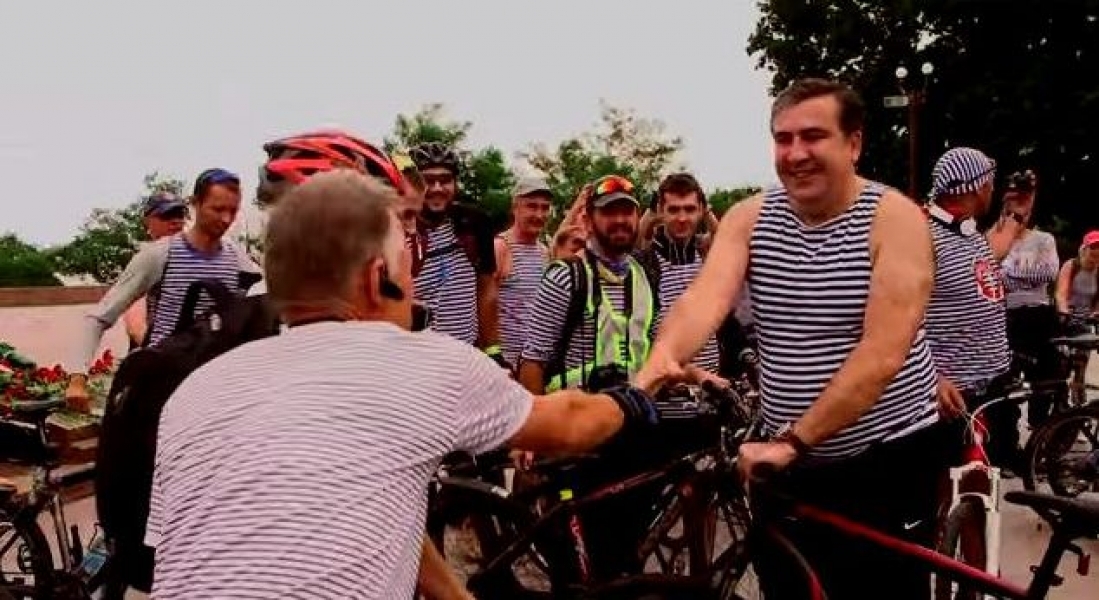 Саакашвили, надев тельняшку, прокатился на велосипеде по Одессе (видео)