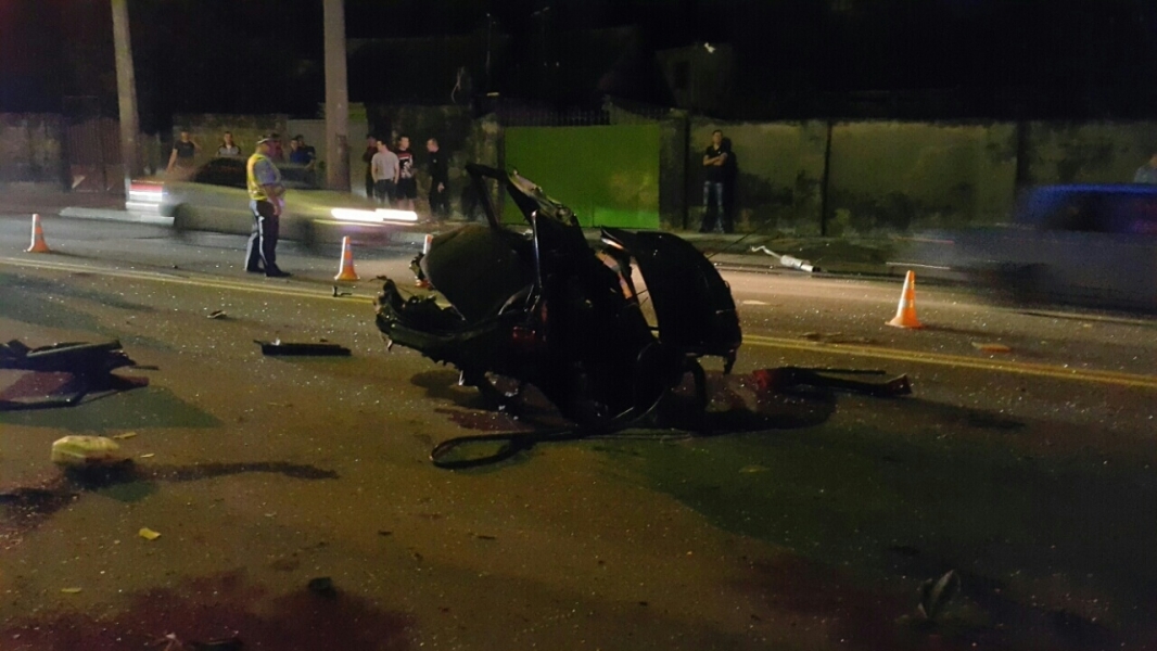 Автомобиль на скорости врезался в столб в Одессе: водитель погиб (фото)