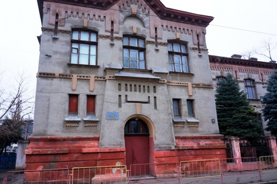 Рабочие приступили к капремонту старинного здания детской поликлиники №7 в Одессе