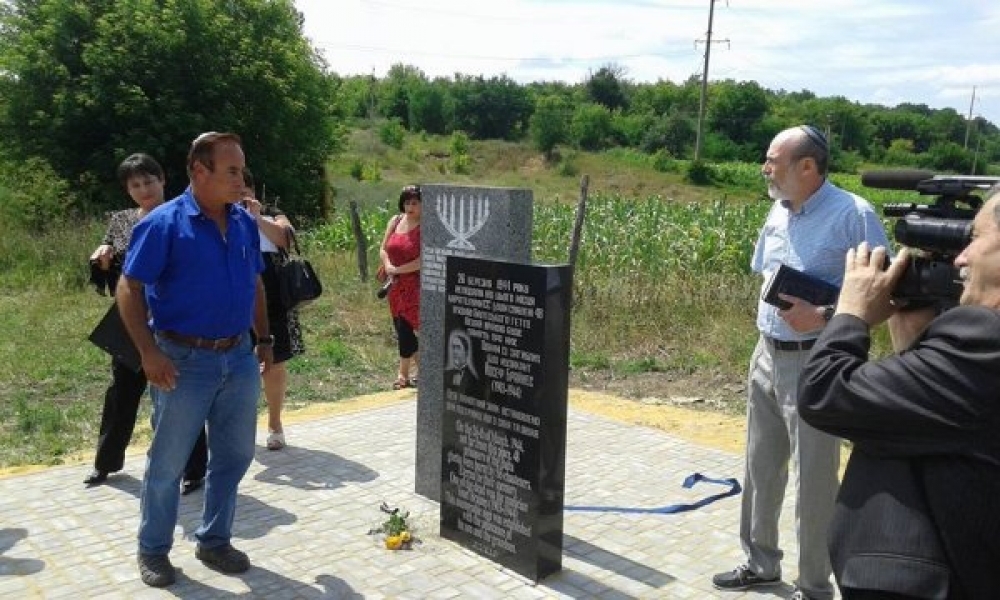 Родственники погибших узников гетто открыли в Одесской области памятник жертвам Холокоста
