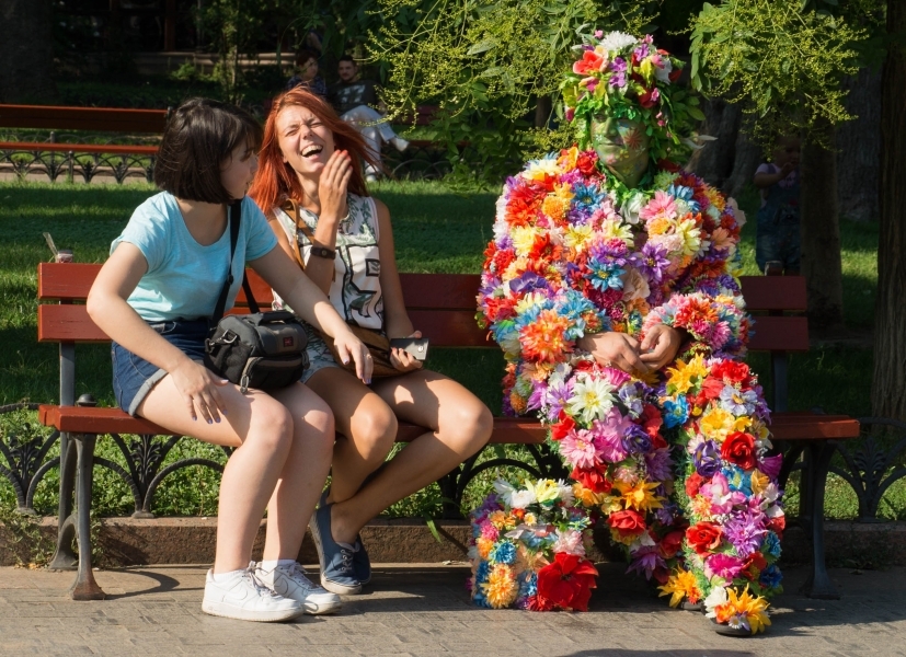 Цветочный человек дефилирует по Горсаду в Одессе (фото)