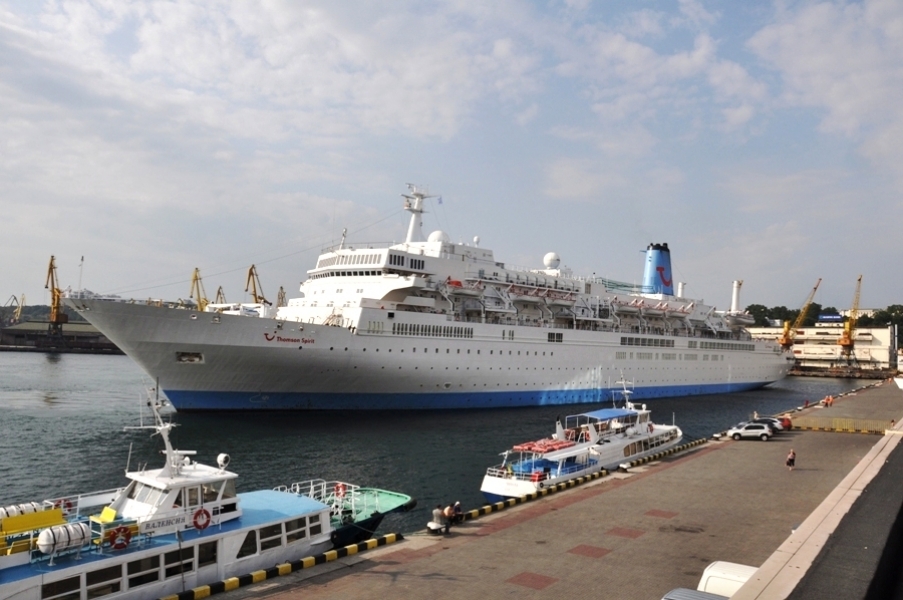 Огромный лайнер привез в Одессе почти 1300 туристов (фото)