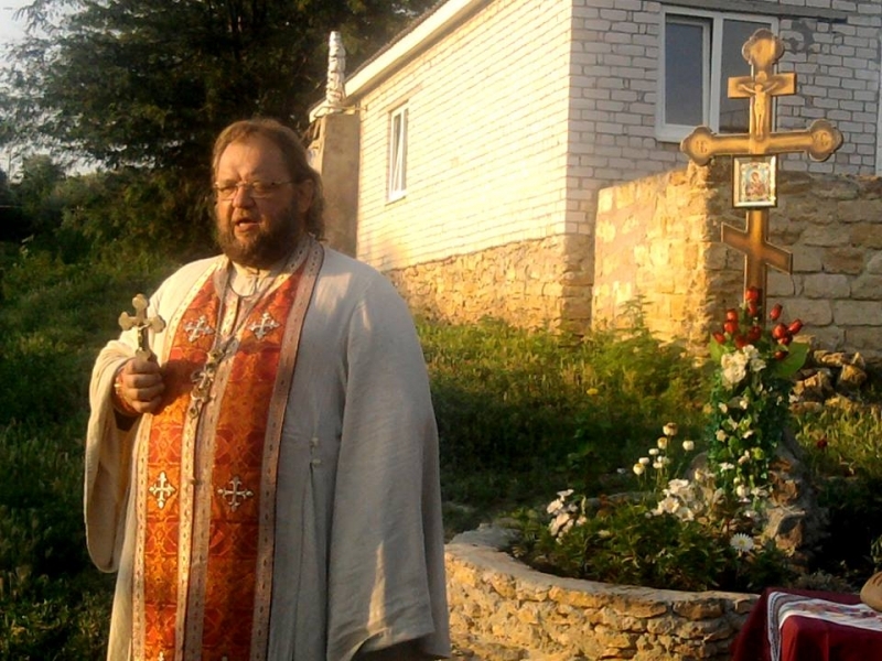 Жители Березовки установили на перекрестке крест-оберег от ДТП (фото)