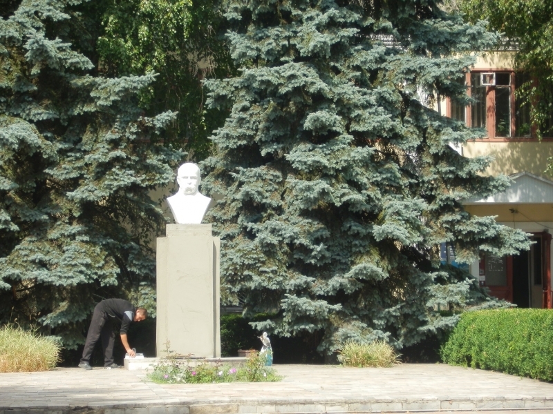 Бюст Шевченко заменил памятник Ленину в Кодыме (фото)