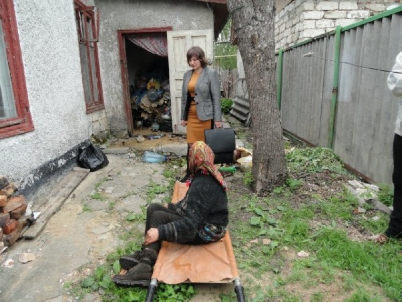 Спасатели вызволили забаррикадированную мусором пенсионерку в Котовске (фото)