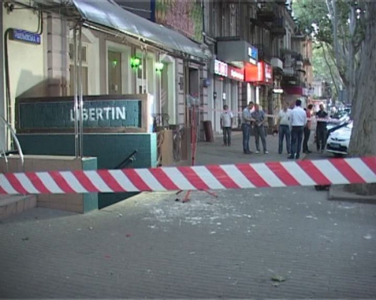 Неизвестный бросил гранату в бар в центре Одессы (фото, видео)