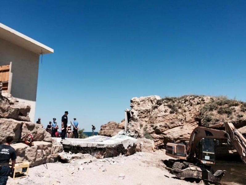 ОГА просит одесситов помочь разобрать камни на пляже олигарха