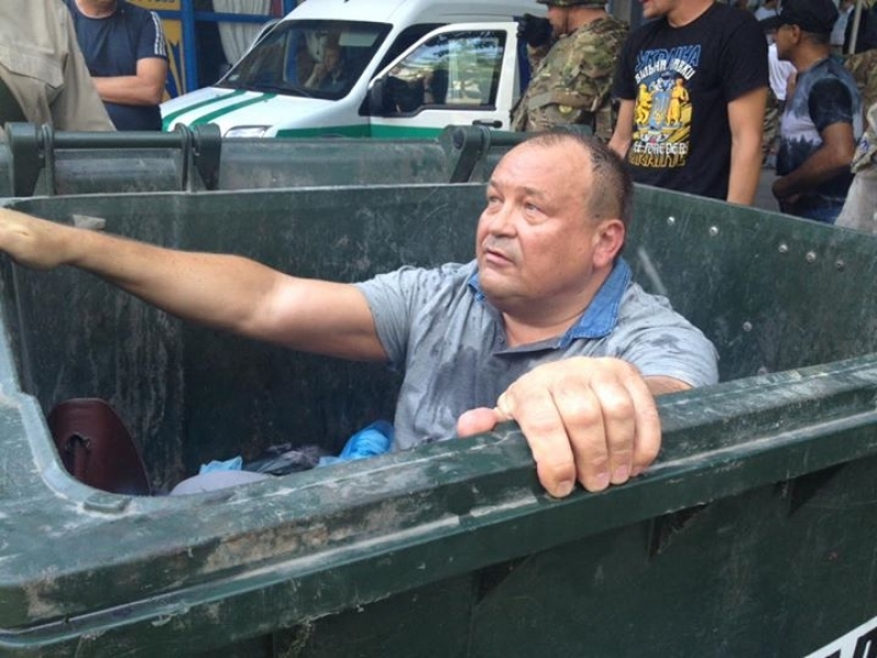 Евромайдановцы бросили в мусорный бак влиятельного одесского чиновника (фото)