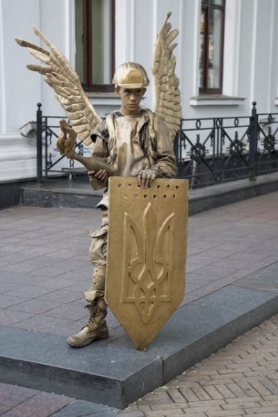 Неизвестный в центре Одессы напал на живую статую ангела Небесной сотни