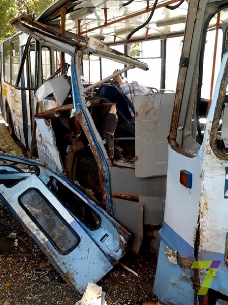 Троллейбус с пассажирами врезался в дерево в Одессе (фото)