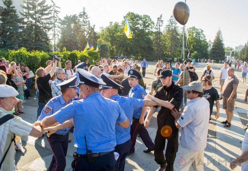 Сторонники и противники Майдана устроили потасовку на Куликовом поле в Одессе (фото, видео)