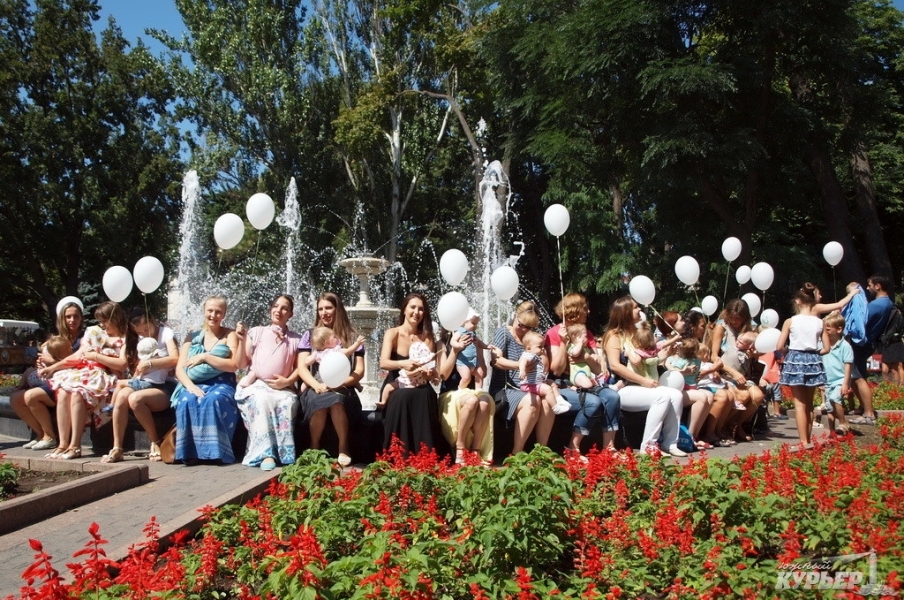 Одесситки кормили грудью 41 младенца в Горсаду (фото)