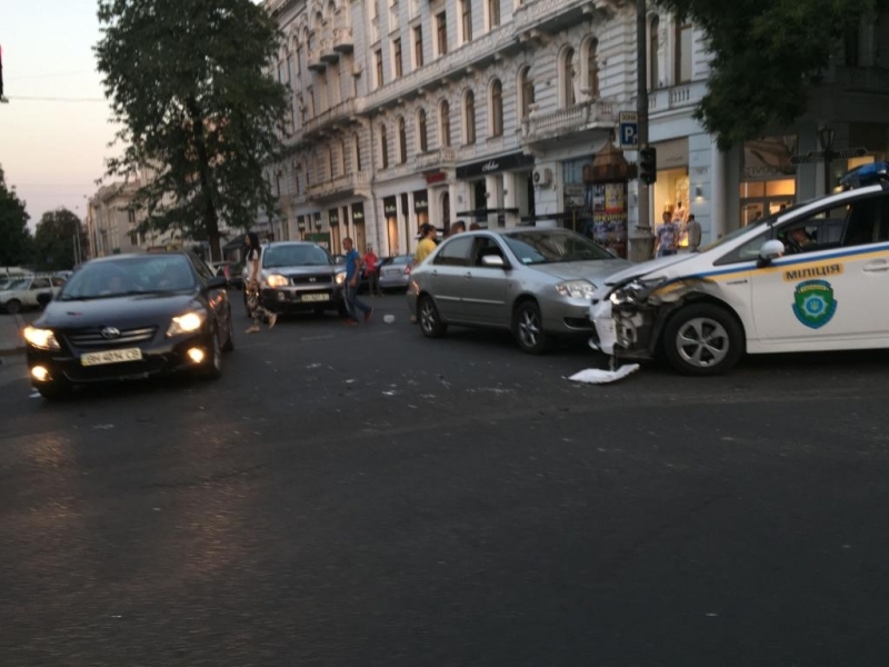 Патрульная машина попала в ДТП с 3 автомобилями в центре Одессы (фото)
