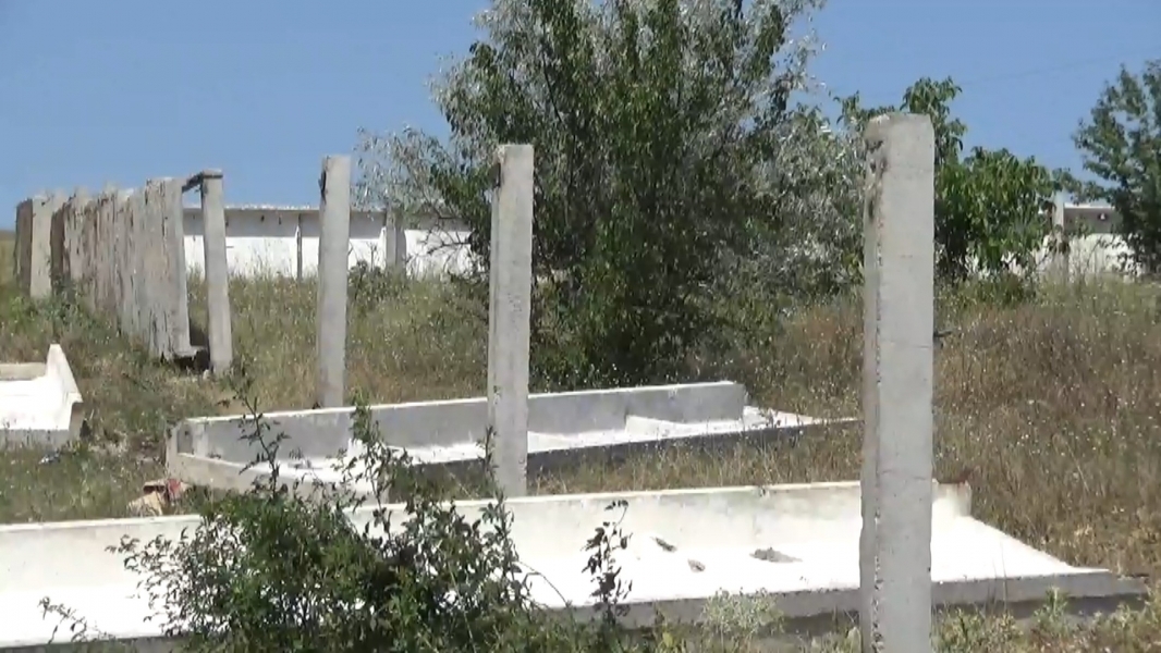 Установленный весной забор вокруг кладбища в Ширяевском районе начал рушиться