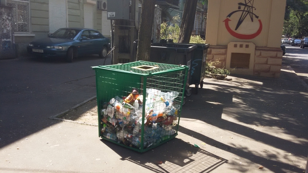 В Одессе появились контейнеры для сбора пластиковых бутылок